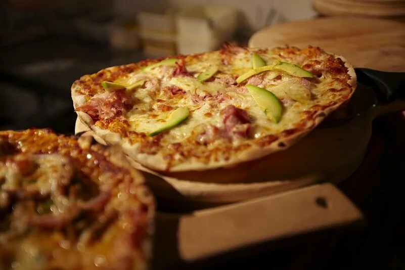 Hawaiin on board the stable pizzas
